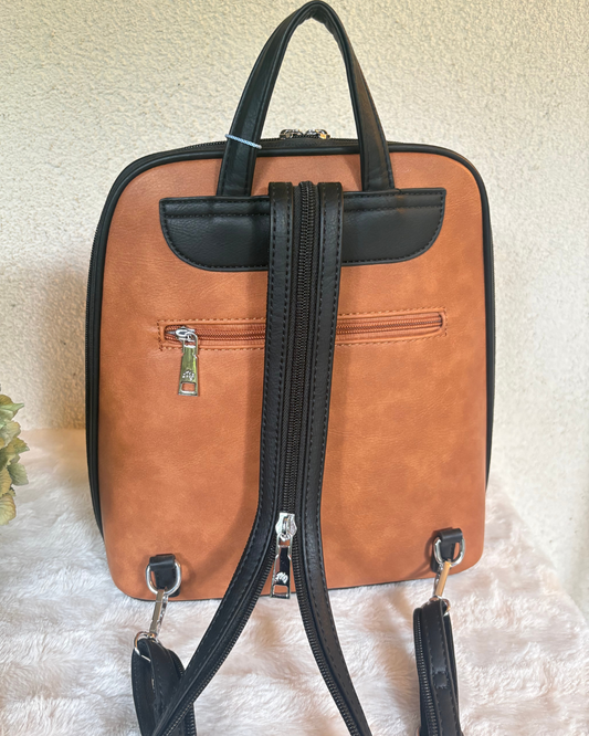 Schwarz trifft Cognac - Eleganz zum Umhängen