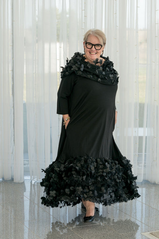 Kleid mit 3D-Blüten – Schwarz