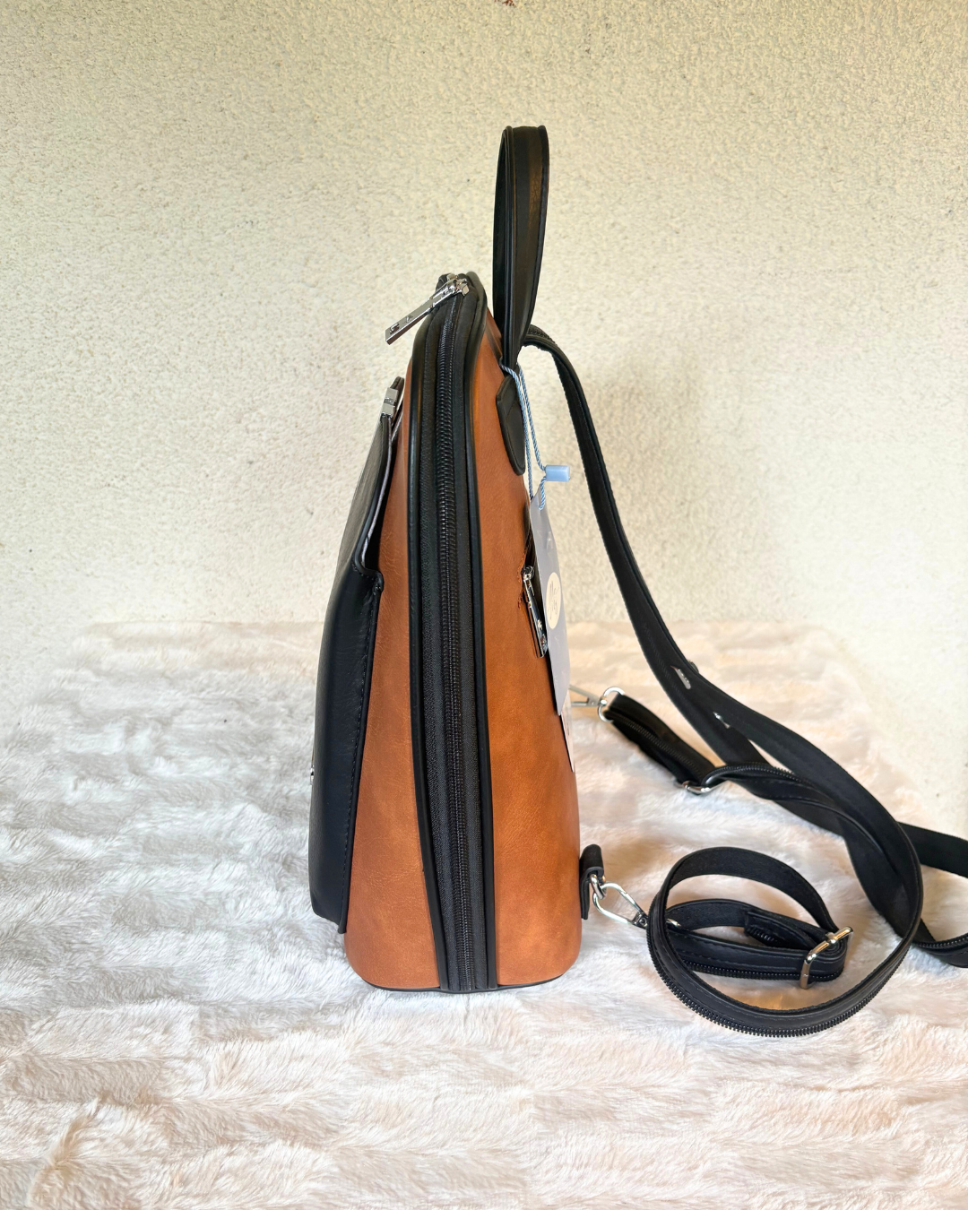 Schwarz trifft Cognac - Eleganz zum Umhängen