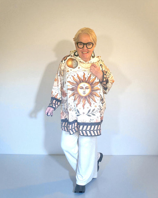 Oversize Hoodie – Kunst, Rock & Sonne