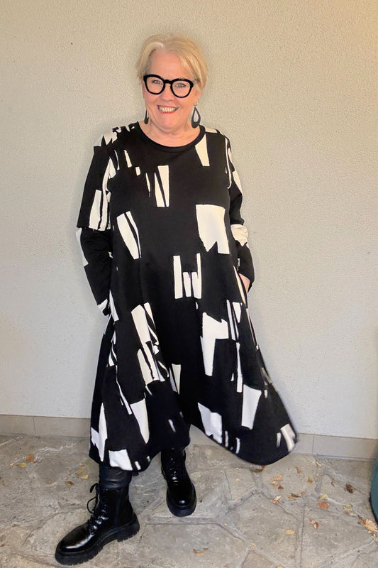 Oversize-Kleid in Schwarz-Weiß von Luukaa