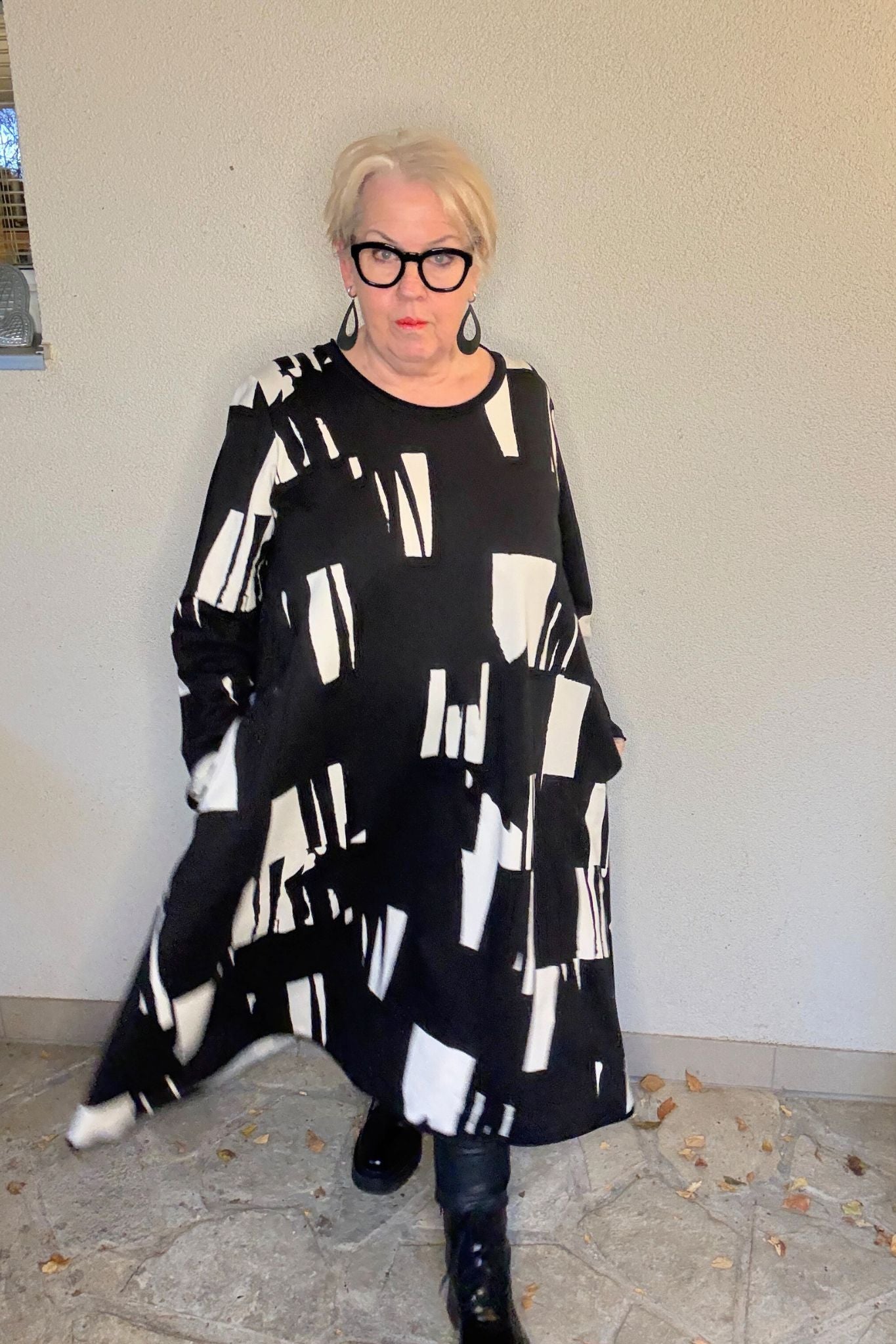 Oversize-Kleid in Schwarz-Weiß von Luukaa