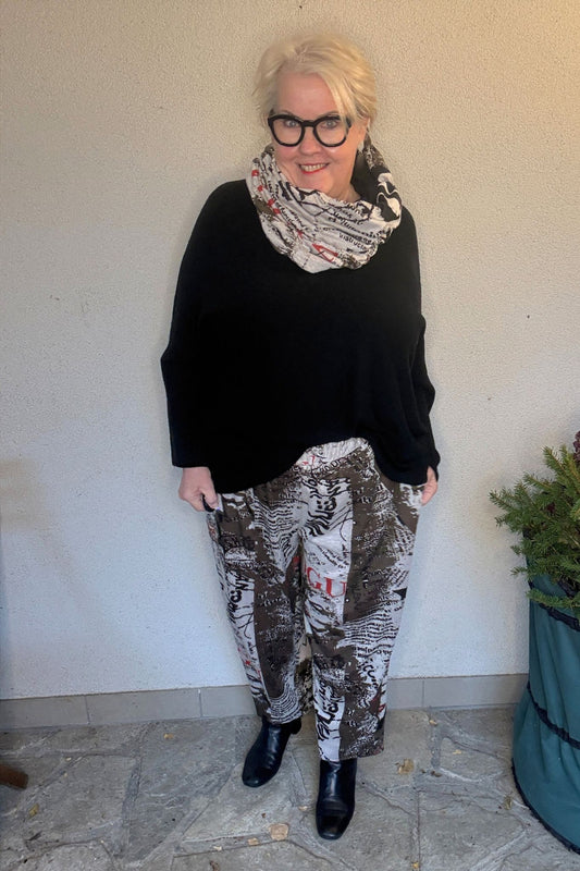 ABSOLUT Print-Hose „Vogue Art“ – weiter Schnitt (Olive / helles Beige)