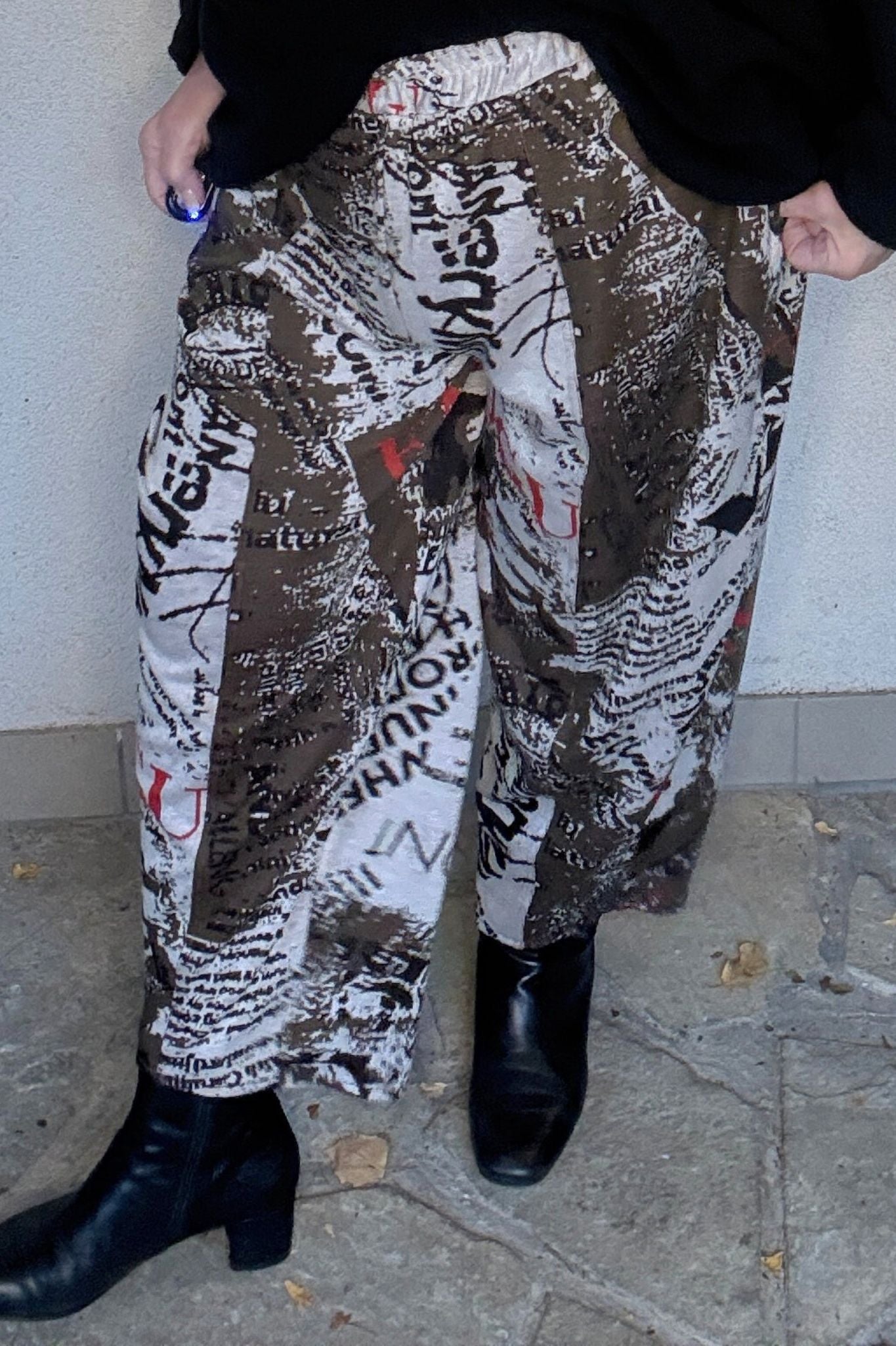 ABSOLUT Print-Hose „Vogue Art“ – weiter Schnitt (Olive / helles Beige)