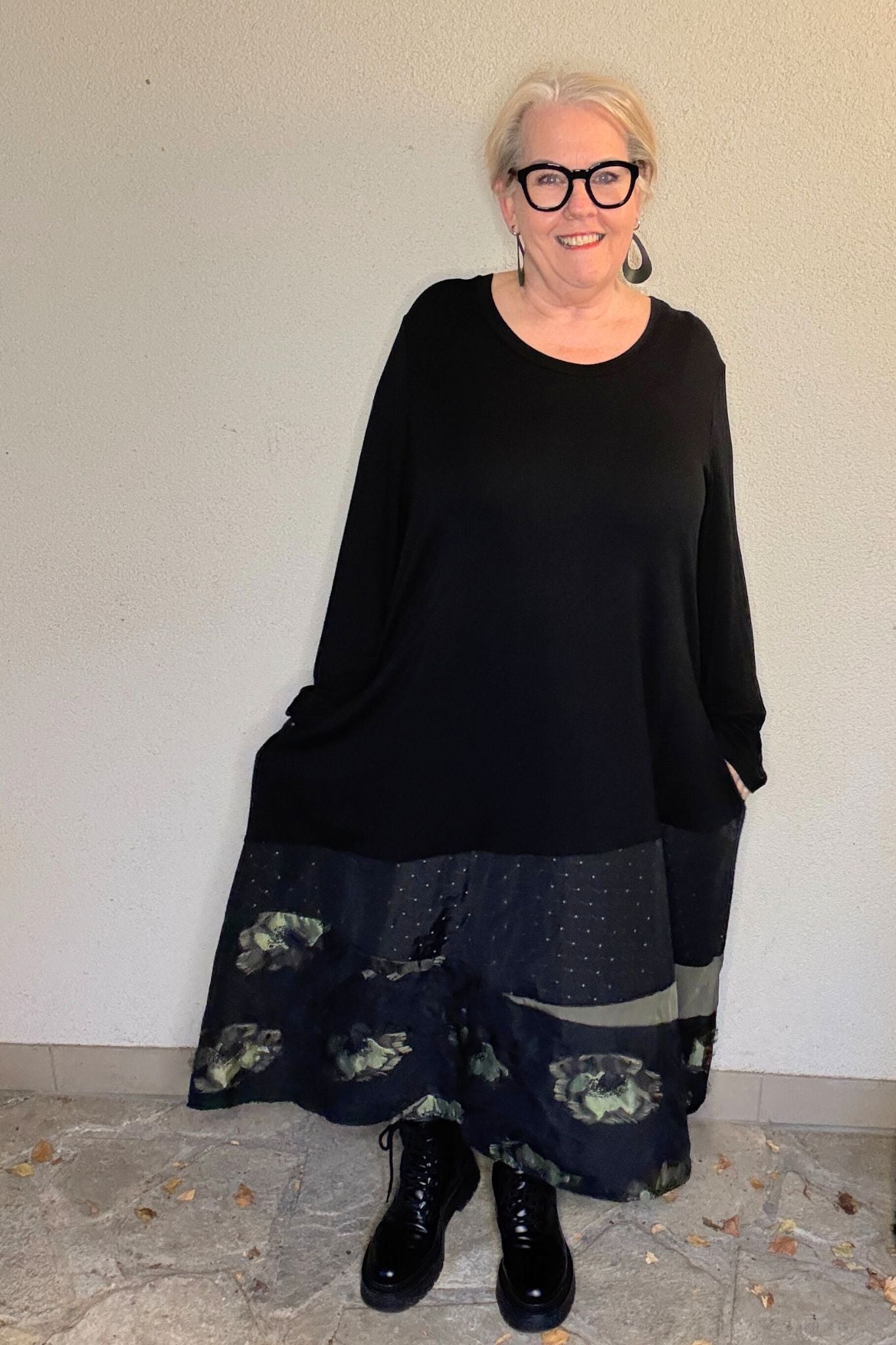 LUUKAA Kleid mit floralem Saum – Schwarz/Khaki