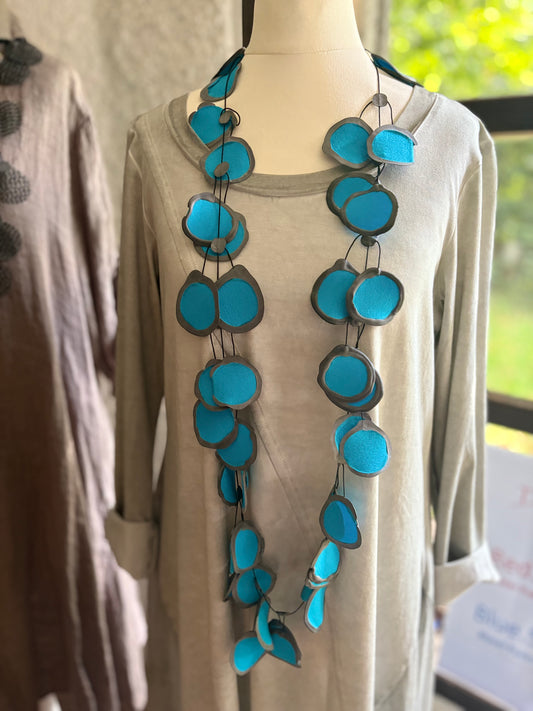 Stylish. Leicht. Handmade. – Kautschuk-Kette ROYALBLAU