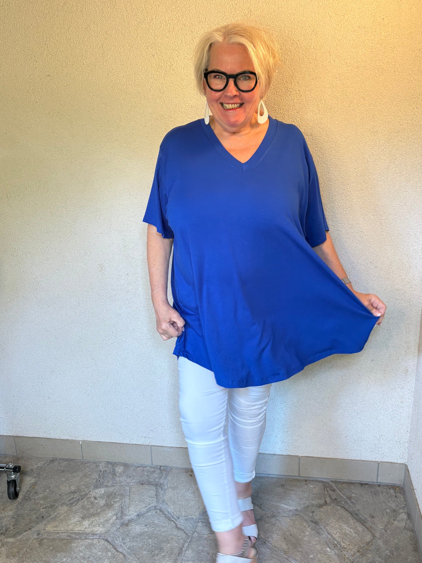 T-Shirt - ROYALBLAU - in jeder Frau steckt etwas königliches