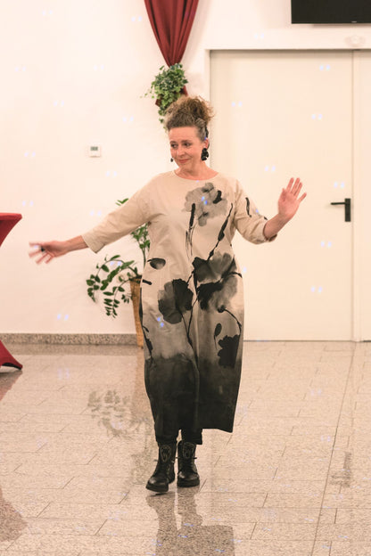 Auffallen ohne Anstrengung - Kleid mit Kunst