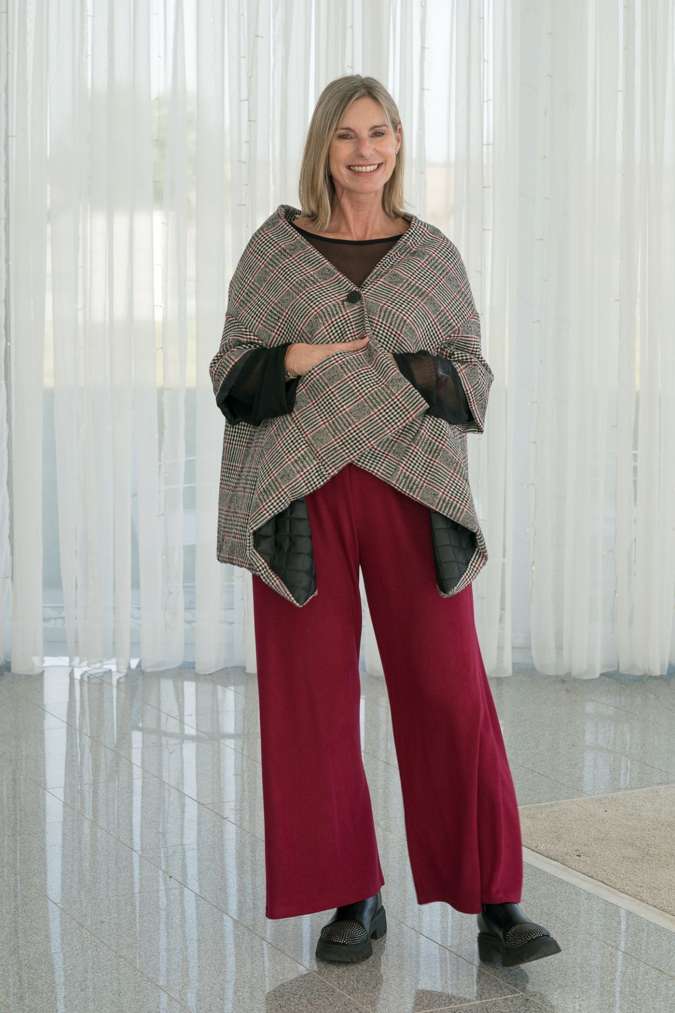 Avantgarde Cape-Jacke in Karo – mit wattiertem Innenfutter