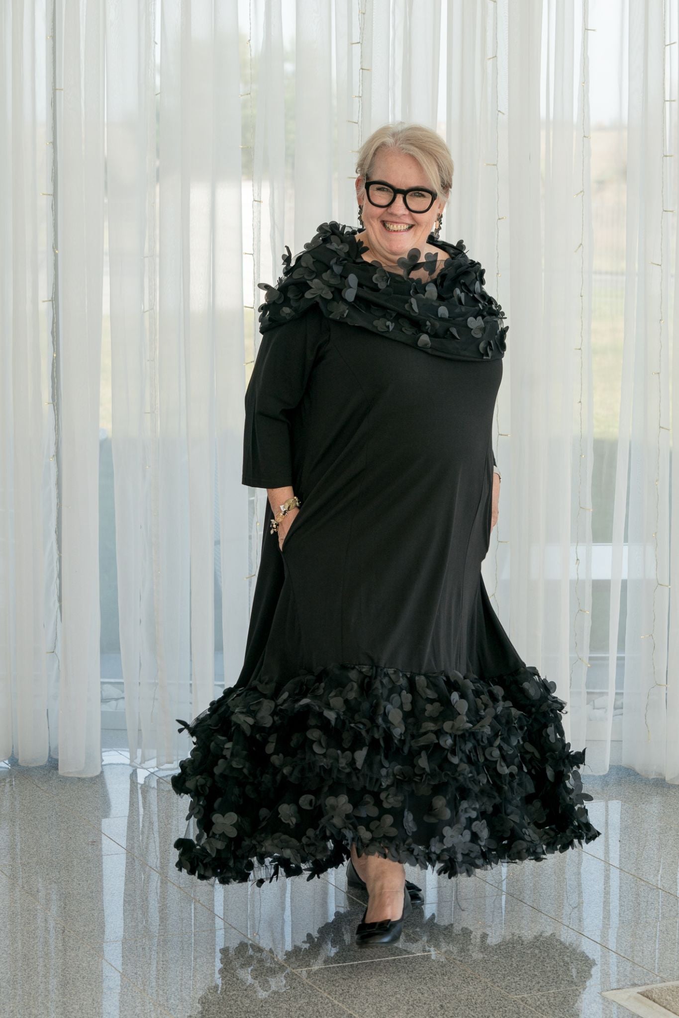 Kleid mit 3D-Blüten – Schwarz