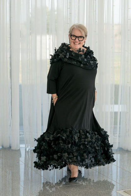 Kleid mit 3D-Blüten – Schwarz