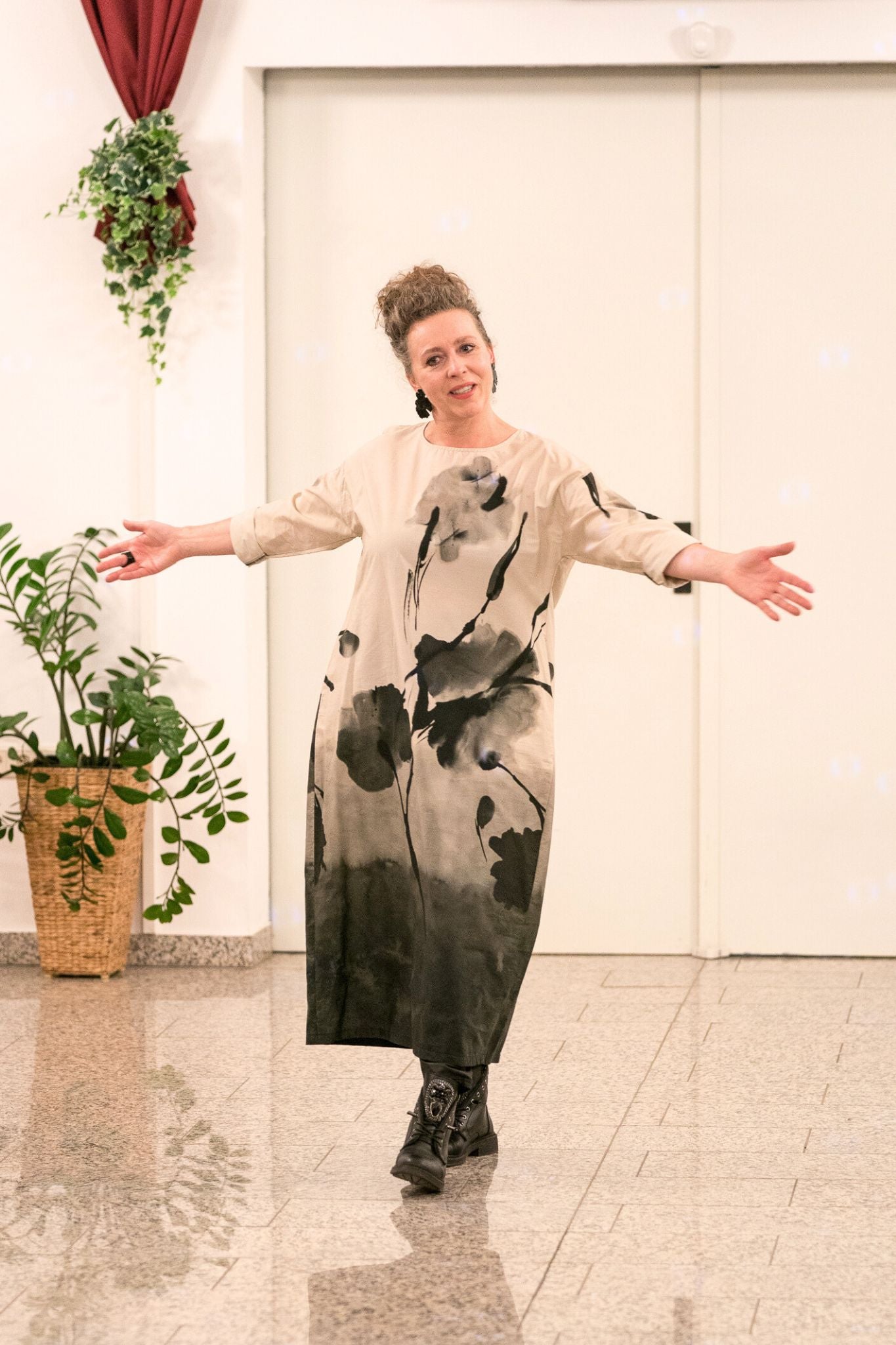 Auffallen ohne Anstrengung - Kleid mit Kunst