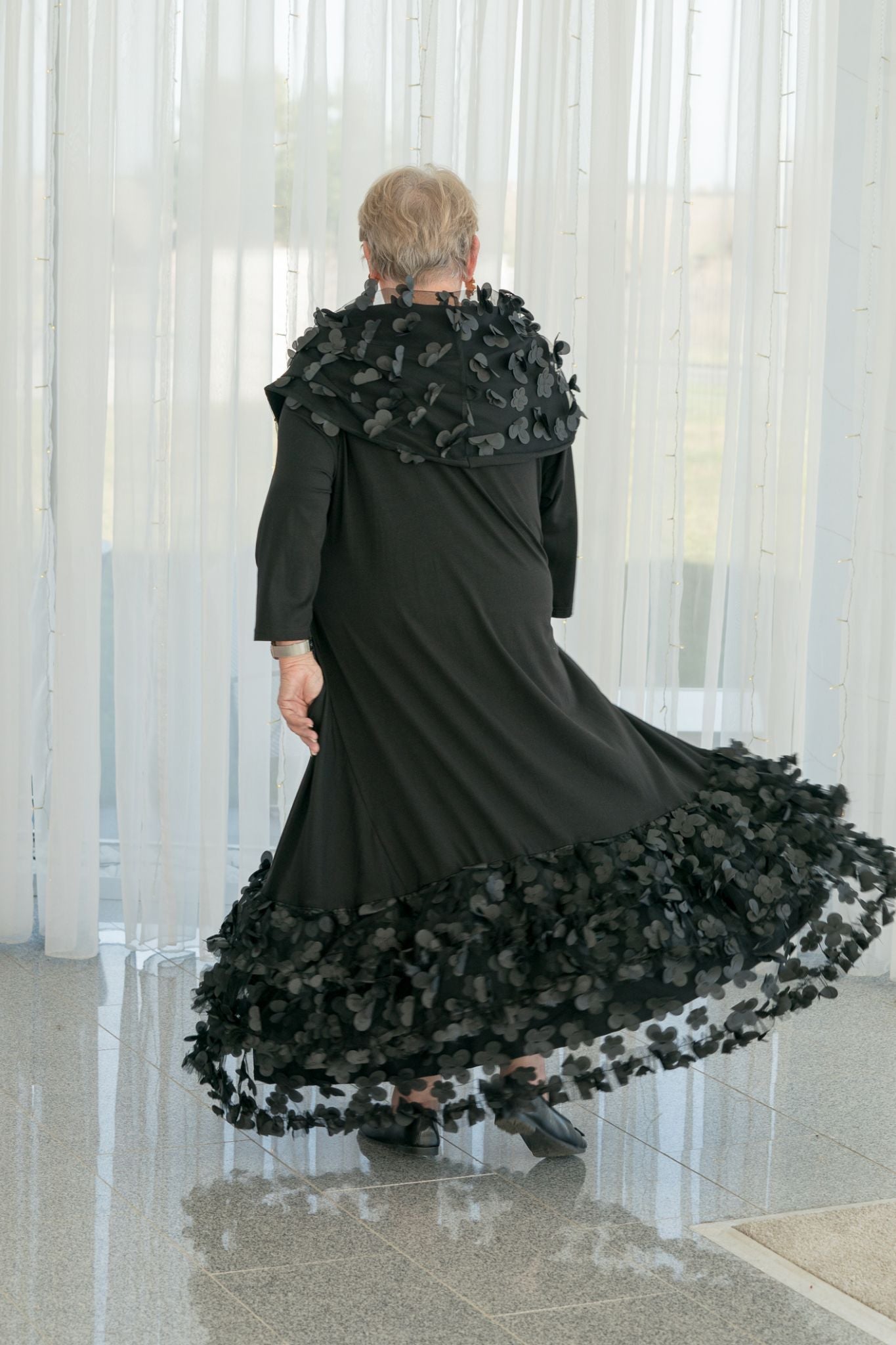 Kleid mit 3D-Blüten – Schwarz