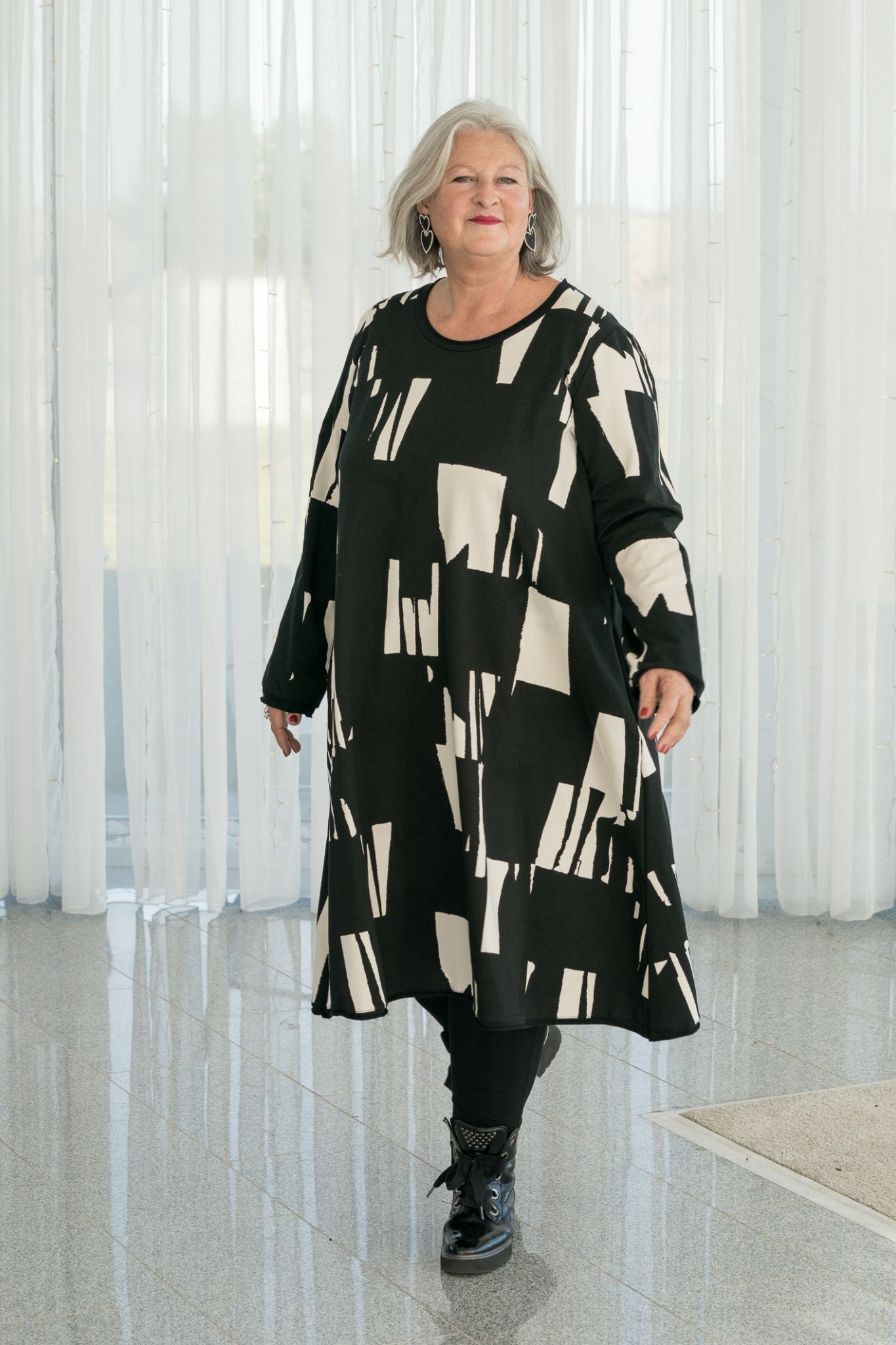 Oversize-Kleid in Schwarz-Weiß von Luukaa