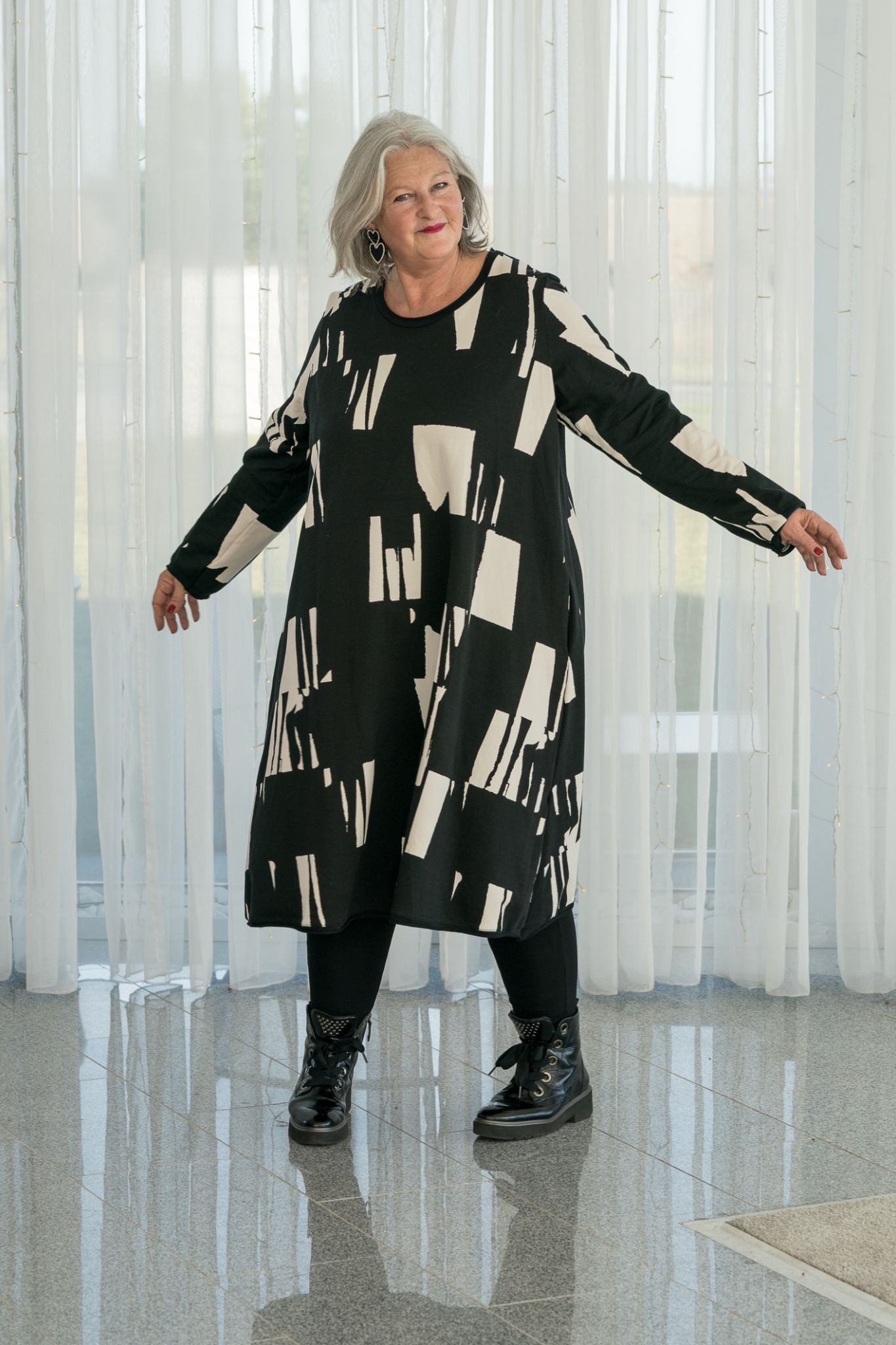 Oversize-Kleid in Schwarz-Weiß von Luukaa