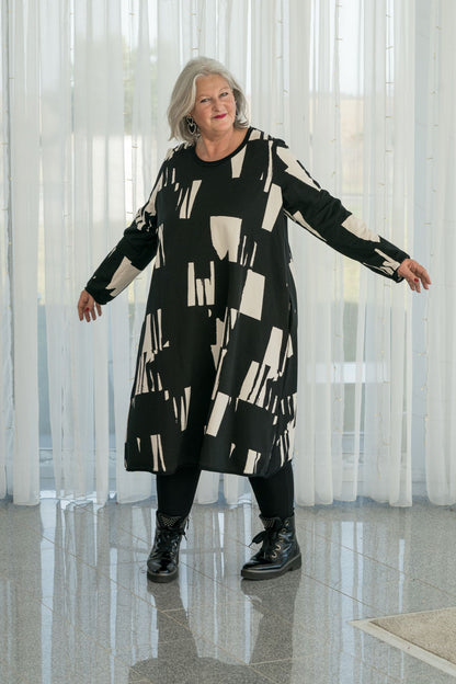 Oversize-Kleid in Schwarz-Weiß von Luukaa