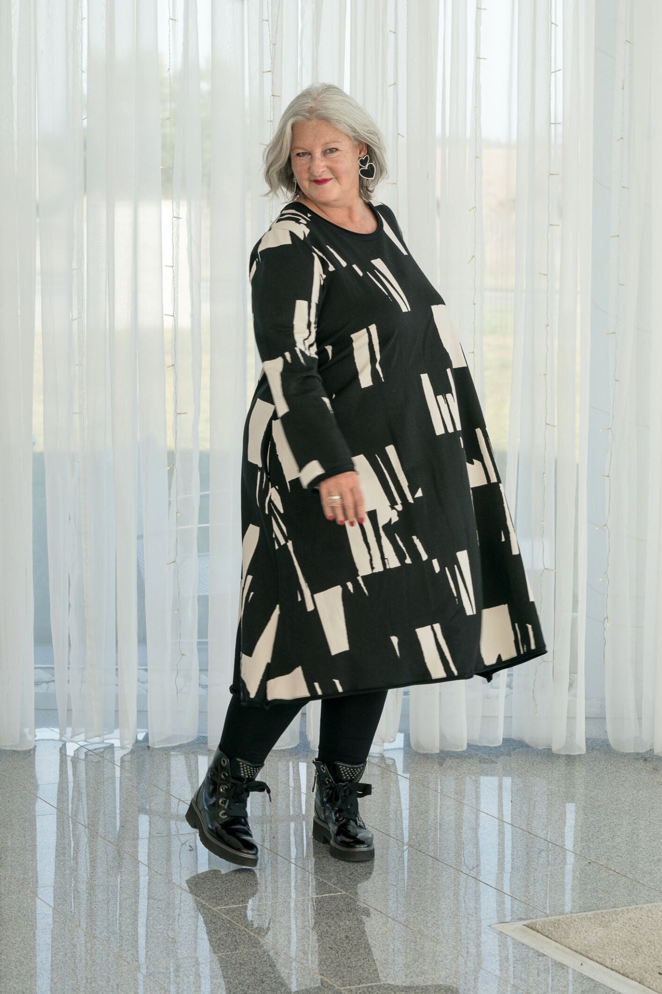 Oversize-Kleid in Schwarz-Weiß von Luukaa