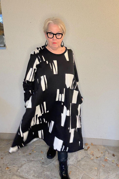 Oversize-Kleid in Schwarz-Weiß von Luukaa