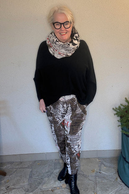 ABSOLUT Print-Hose „Vogue Art“ – weiter Schnitt (Olive / helles Beige)