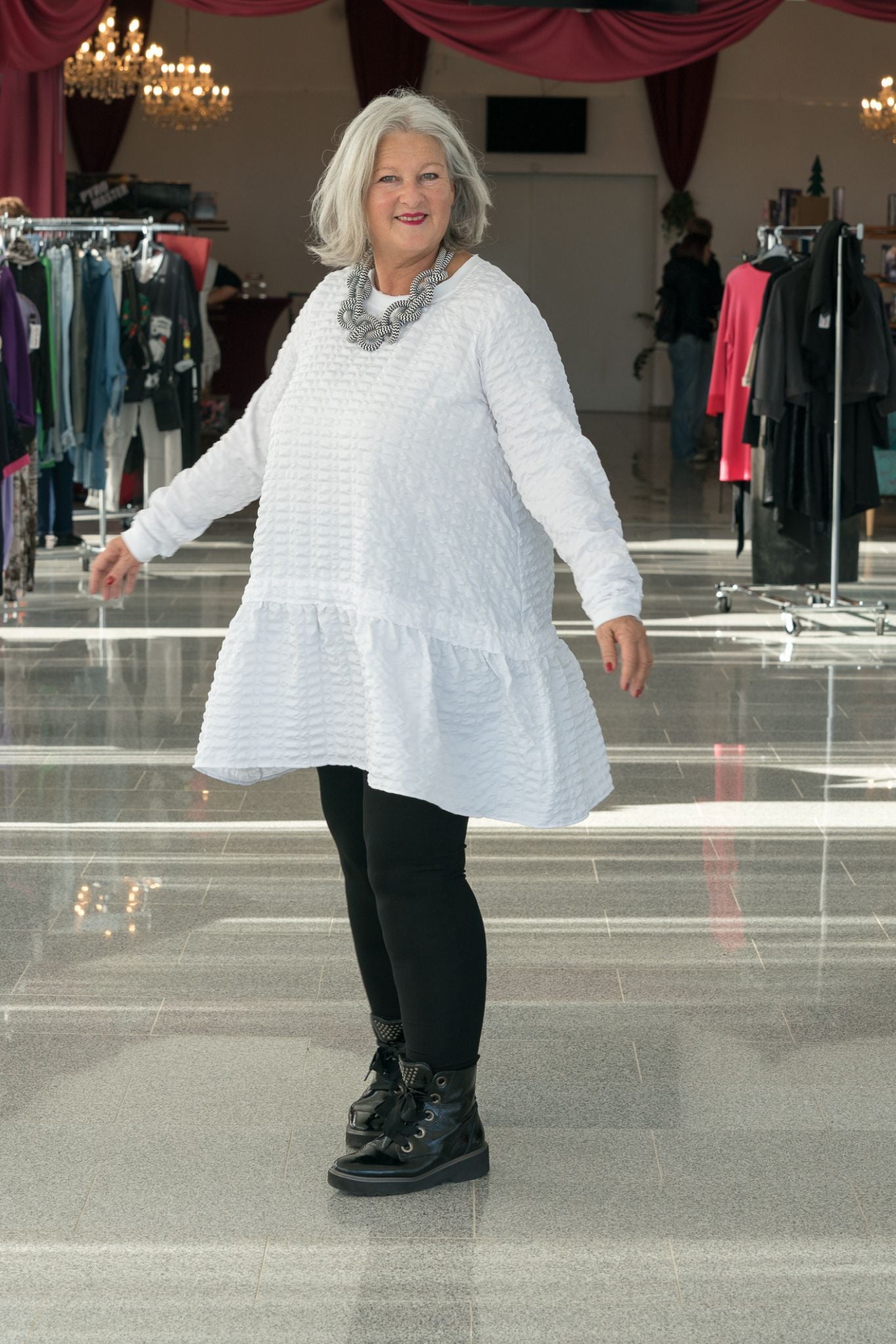 Weiße Tunika mit Schwung – lässig, leicht, luxuriös