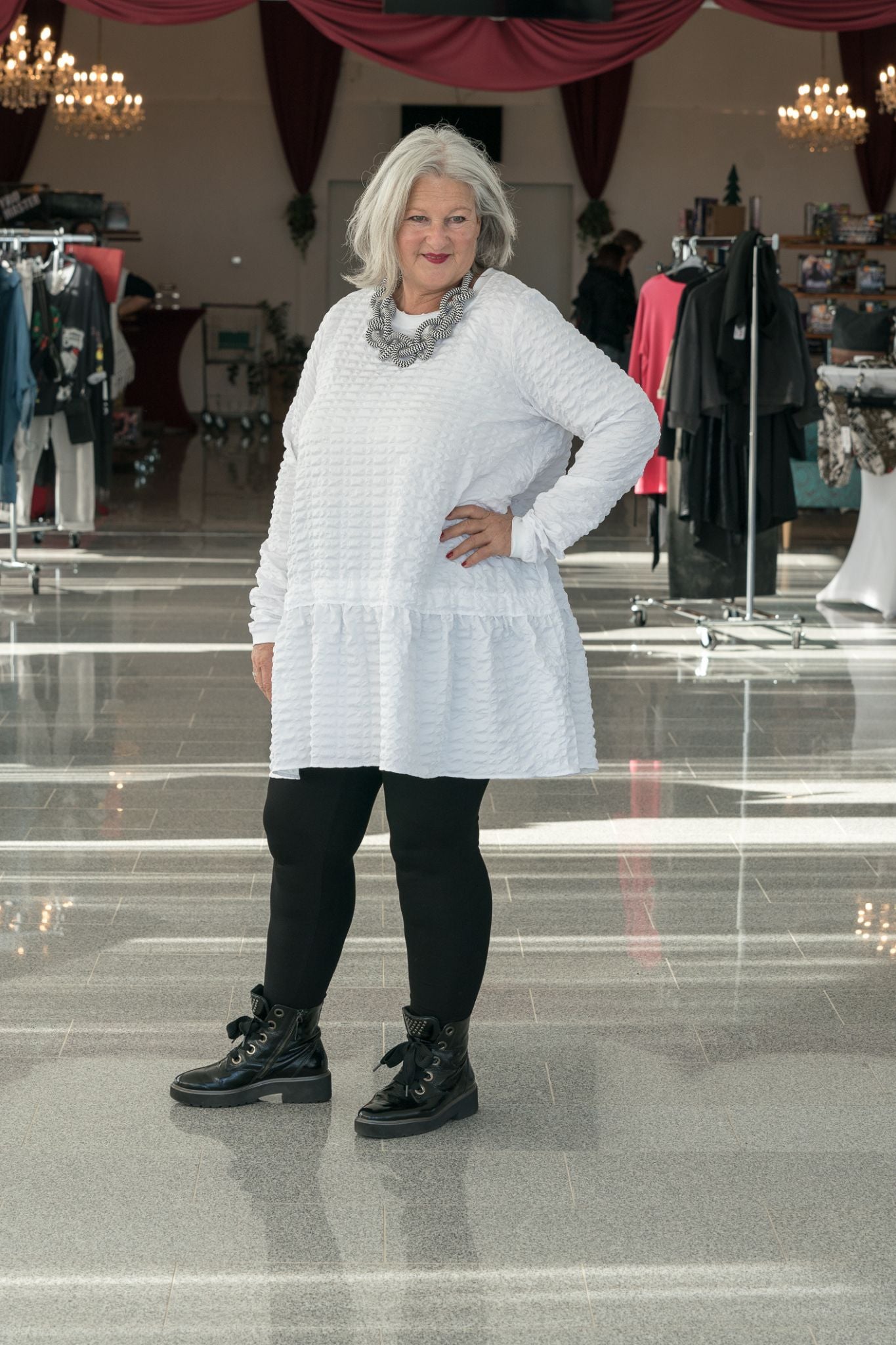 Weiße Tunika mit Schwung – lässig, leicht, luxuriös