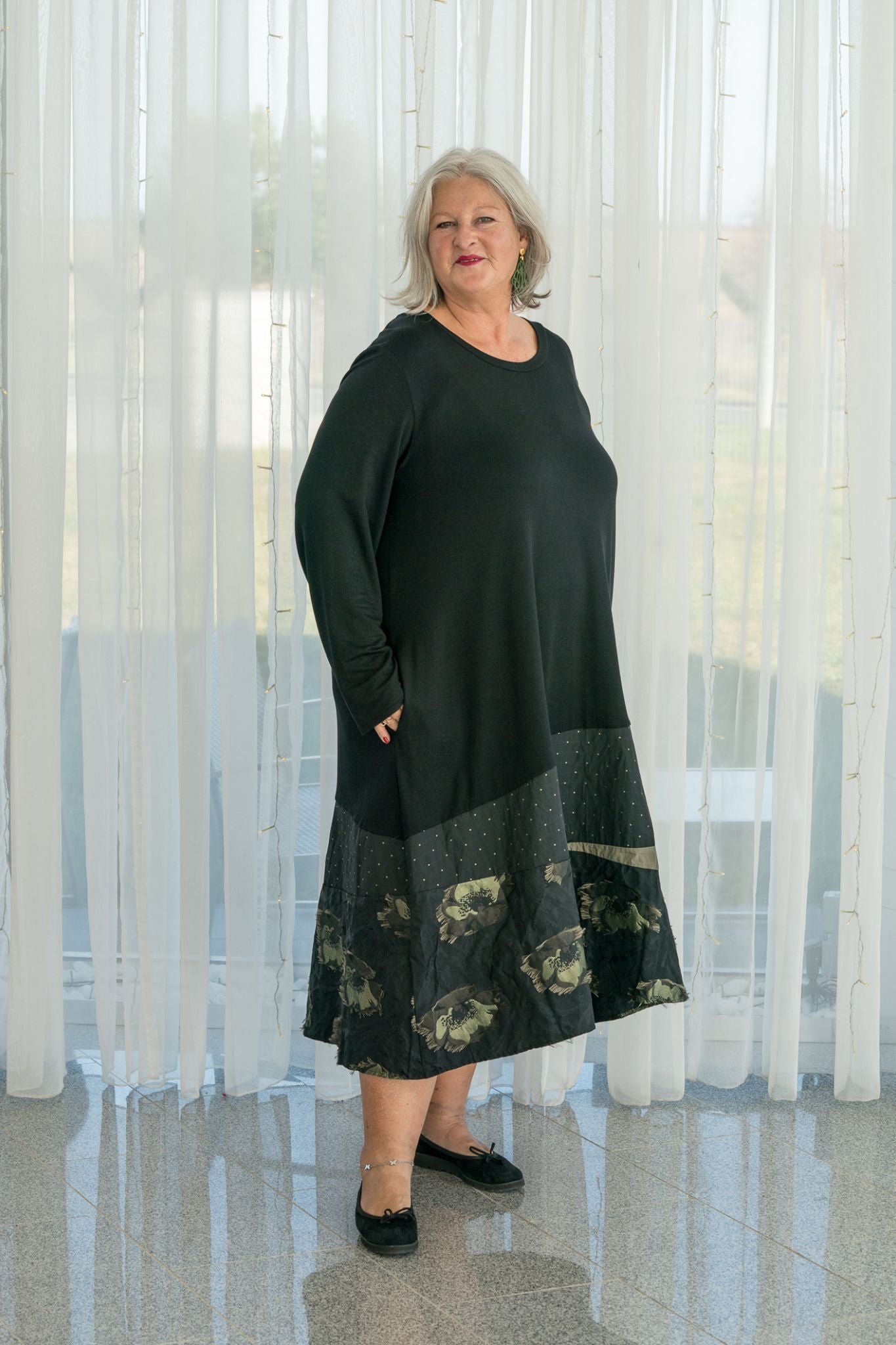 LUUKAA Kleid mit floralem Saum – Schwarz/Khaki