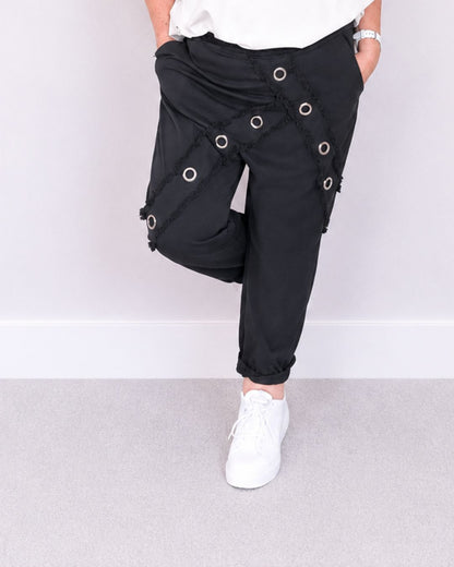 TIEFSCHRITTHOSE | Black Statement