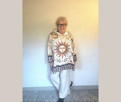 Oversize Hoodie – Kunst, Rock & Sonne