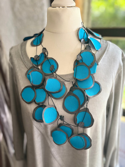 Stylish. Leicht. Handmade. – Kautschuk-Kette ROYALBLAU