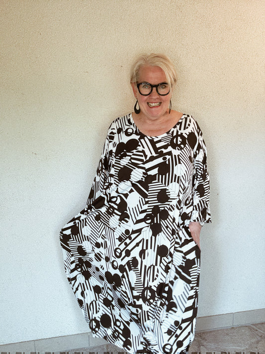 Grafikpower in Kofferqualität – Kleid von AKH