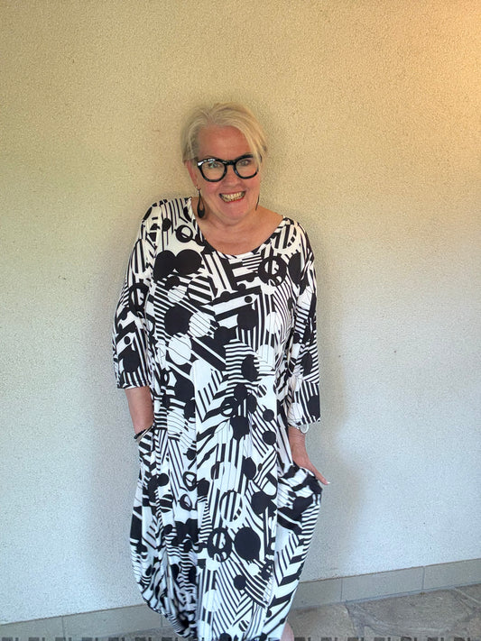 Grafikpower in Kofferqualität – Kleid von AKH
