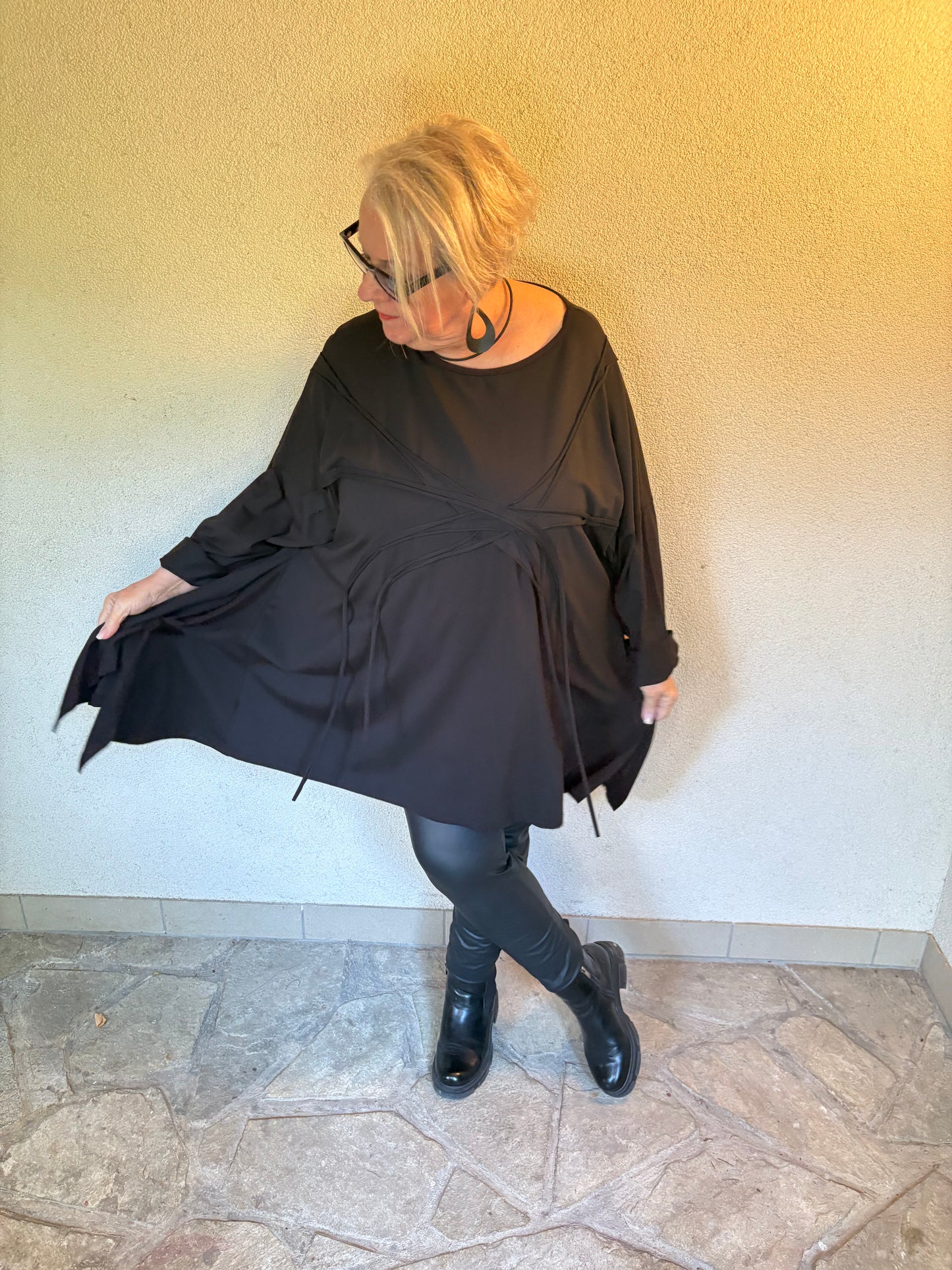 schwarzes Statement-Oberteil für jeden Look